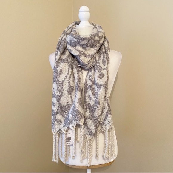 New Directions NWT Fringe Leopard Gray Scarf Wrap - Picture 1 of 12